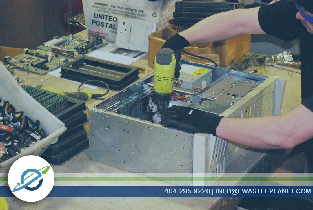 Dismantling computer for recycling